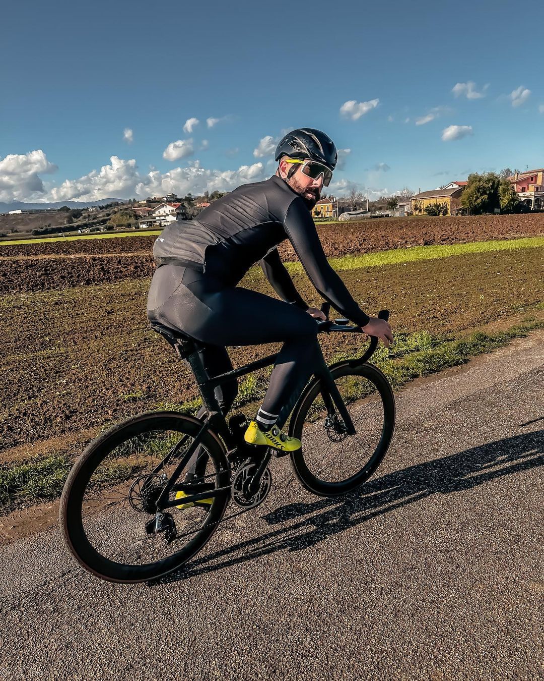 Compact rechargeable electric bike pump for quick and reliable tire inflation, ideal for cyclists seeking portable and efficient performance.
